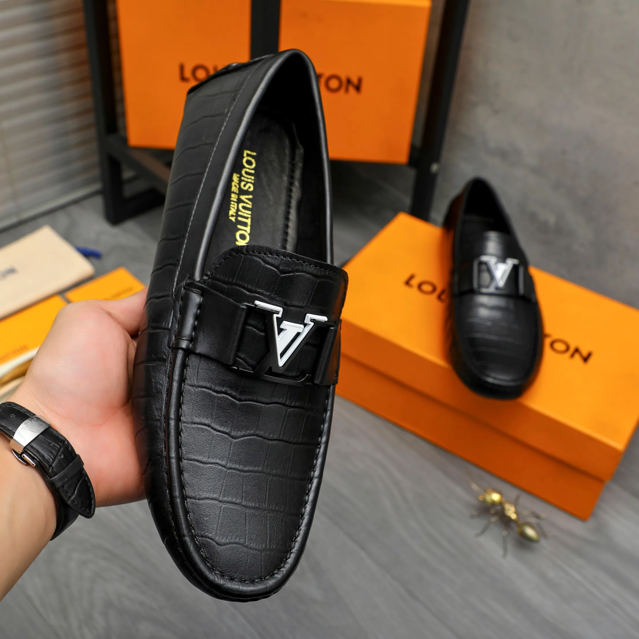 Men's shoes 💰p420 Product trademark: LV "Louis Vuitton" casual slip-on men's shoes Regular size: 38-44 Product material: Selected stone grain cowhide upper, sheepskin lining, original rubber outsole
